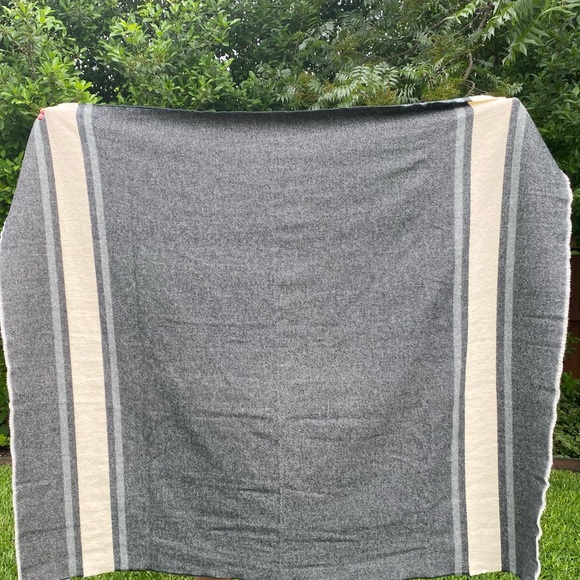 Origaudio Elliston Wool blend blanket with clip on carrier - Picture 9 of 16